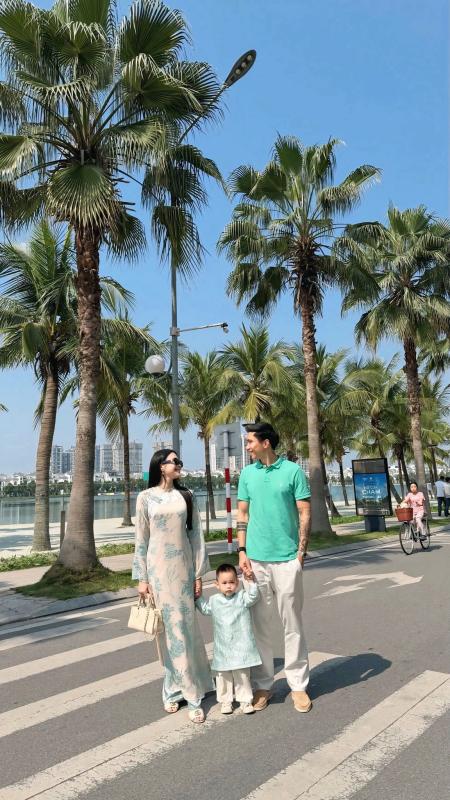 Doãn Hải My vững phong độ nàng WAG mặc áo dài đẹp nhất, xách túi hiệu sang chảnh bên Văn Hậu ai cũng ngoái nhìn- Ảnh 2.