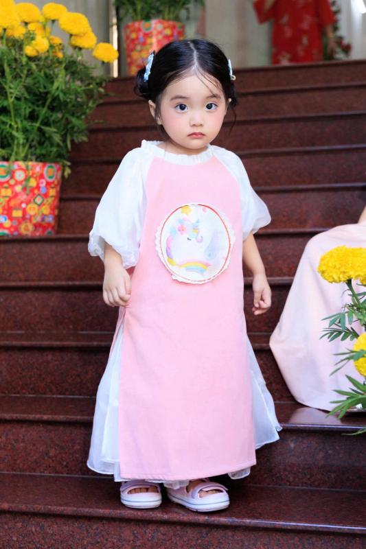 Đừng nhìn Lisa nhà Khánh Thi - Phan Hiển xinh yêu như búp bê mà nhầm, cô nhóc bị phạt vì bắt nạt anh trai đây này!- Ảnh 1.