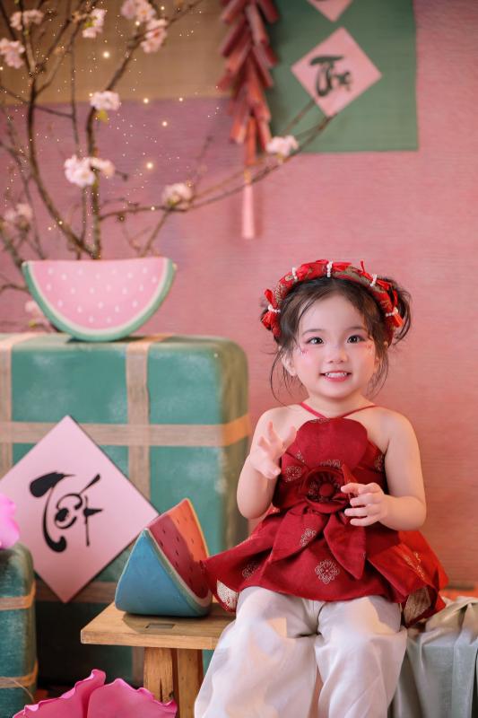 Lisa nhà Khánh Thi - Phan Hiển xinh yêu như thiên thần ngày Tết, trọn vẹn nét đẹp của mẹ, thần thái của cha- Ảnh 7.