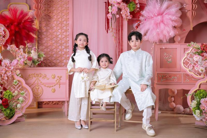 Đừng nhìn Lisa nhà Khánh Thi - Phan Hiển xinh yêu như búp bê mà nhầm, cô nhóc bị phạt vì bắt nạt anh trai đây này!- Ảnh 4.