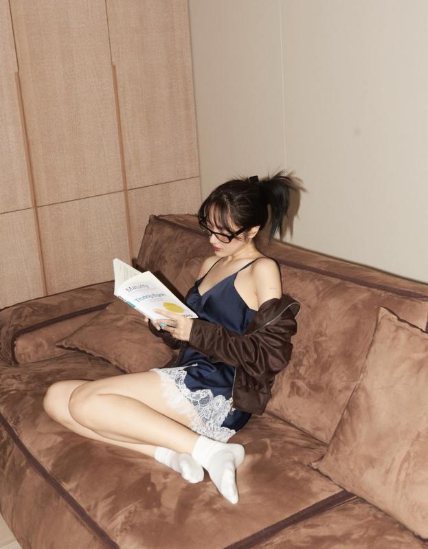 Bảo Anh diện váy ngủ "bỏng mắt" trên sofa được tổng tài Quốc Trường tặng- Ảnh 3.