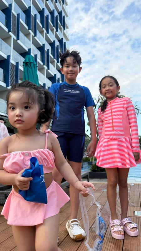 Lisa nhà Khánh Thi - Phan Hiển đáng yêu hết nấc trên vai bố, hơn 2 tuổi đã tự tin cầm mic, là "chị đại" trong nhà- Ảnh 5.