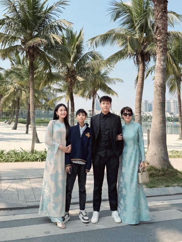 Khung hình nhà vợ "cực phẩm" của Văn Hậu: Mẹ vợ trẻ đẹp đọ sắc Doãn Hải My, vì sao bố vợ luôn vắng mặt?- Ảnh 1.
