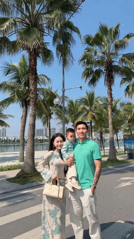 Doãn Hải My vững phong độ nàng WAG mặc áo dài đẹp nhất, xách túi hiệu sang chảnh bên Văn Hậu ai cũng ngoái nhìn- Ảnh 1.