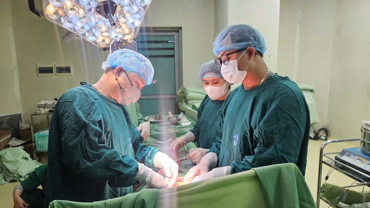 3 giờ căng thẳng cứu bệnh nhân vỡ phình động mạch chủ, nguy cơ tử vong tới 80%- Ảnh 1.