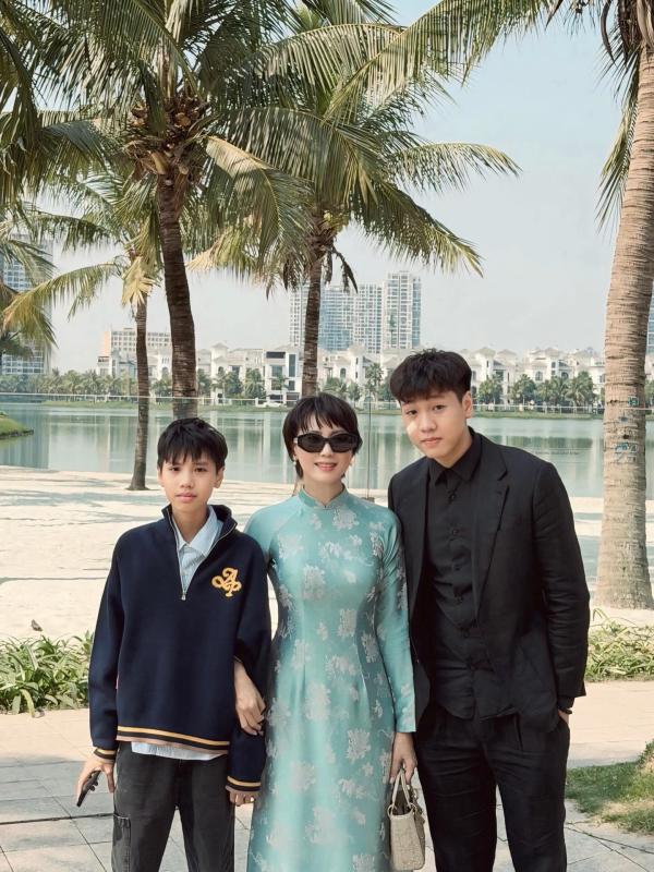 Khung hình nhà vợ "cực phẩm" của Văn Hậu: Mẹ vợ trẻ đẹp đọ sắc Doãn Hải My, vì sao bố vợ luôn vắng mặt?- Ảnh 4.