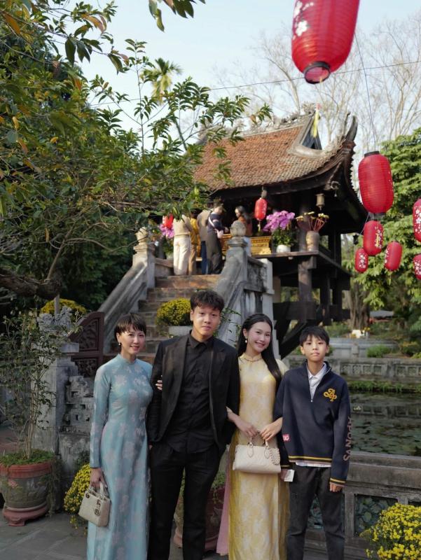 Khung hình nhà vợ "cực phẩm" của Văn Hậu: Mẹ vợ trẻ đẹp đọ sắc Doãn Hải My, vì sao bố vợ luôn vắng mặt?- Ảnh 2.