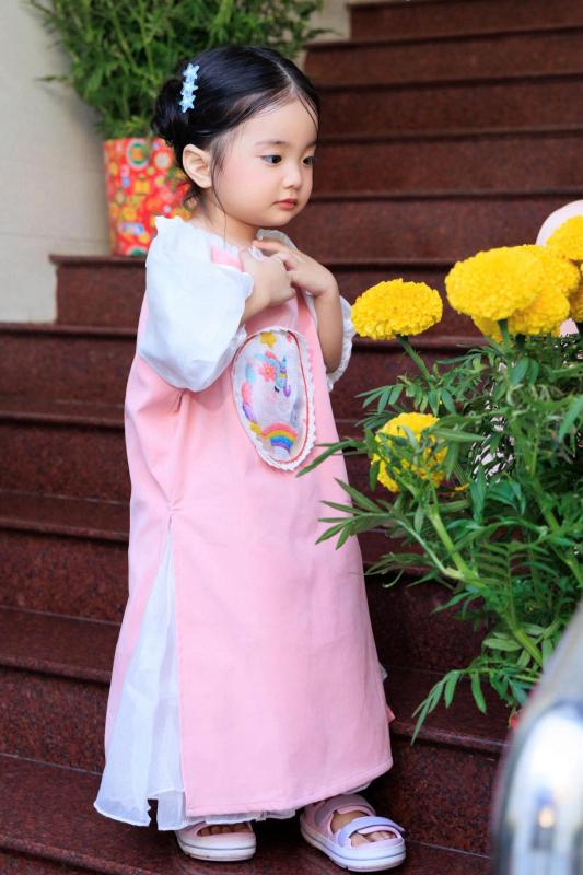 Đừng nhìn Lisa nhà Khánh Thi - Phan Hiển xinh yêu như búp bê mà nhầm, cô nhóc bị phạt vì bắt nạt anh trai đây này!- Ảnh 2.