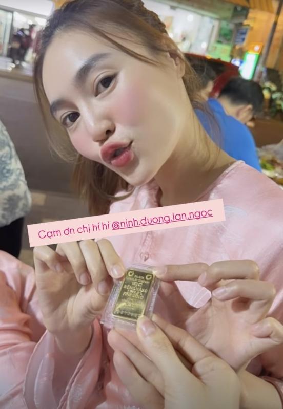 Showbiz Việt ngày Vía Thần tài: Lan Ngọc tặng vàng, 1 sao nữ dâng mâm cúng toàn tiền vàng gây choáng! - Ảnh 8.