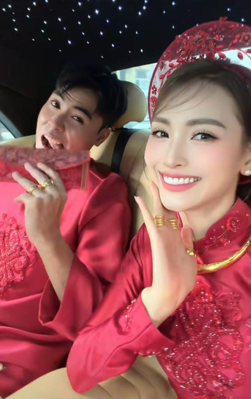 MC Huyền Trang vàng đeo trĩu tay nặng cổ ngày ăn hỏi Đức Huy, màn tương tác mẹ chồng nàng dâu mới gây chú ý- Ảnh 2.