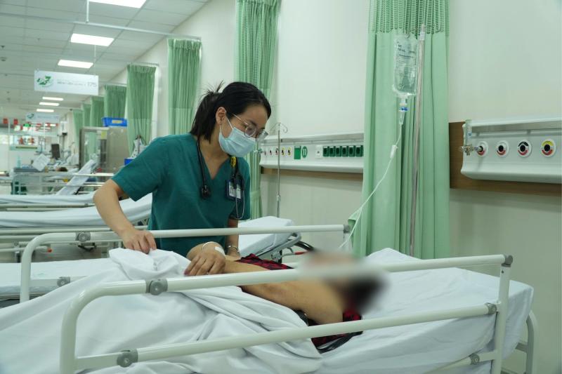 Bệnh viện Quân y 175 tiếp nhận 6 ca nghi ngộ độc thực phẩm sau khi ăn bánh mì- Ảnh 1.