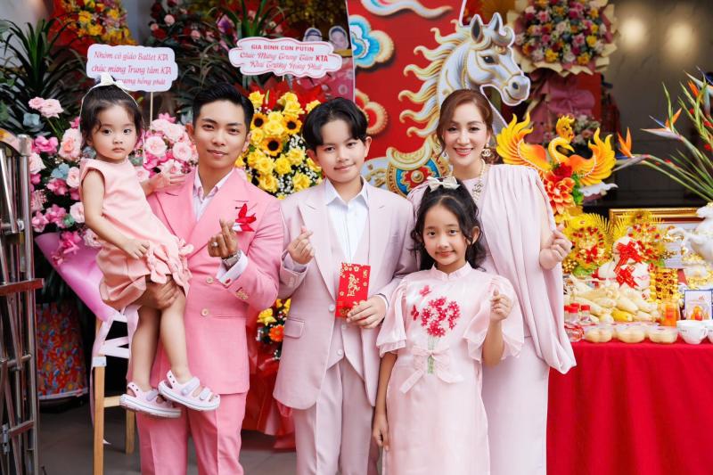 Lisa nhà Khánh Thi - Phan Hiển đáng yêu hết nấc trên vai bố, hơn 2 tuổi đã tự tin cầm mic, là "chị đại" trong nhà- Ảnh 2.