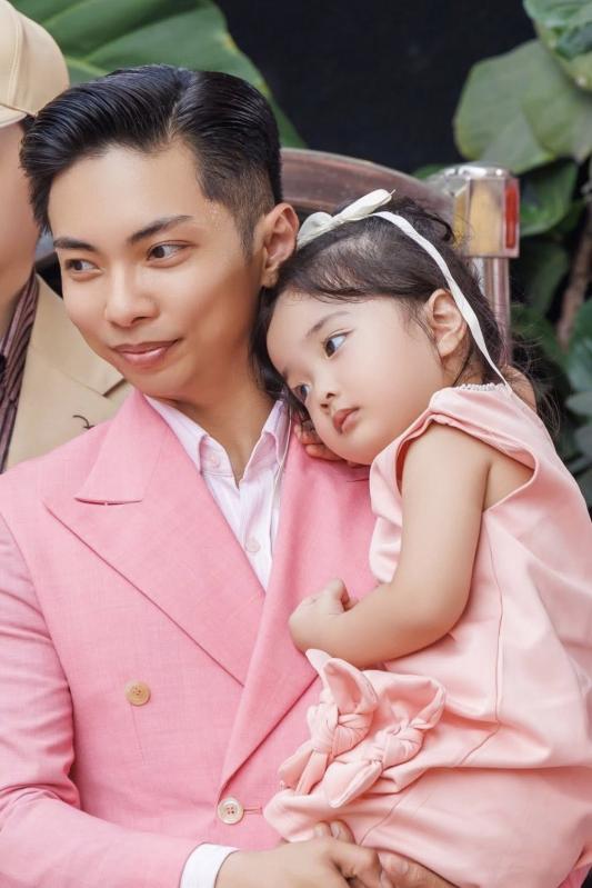 Lisa nhà Khánh Thi - Phan Hiển đáng yêu hết nấc trên vai bố, hơn 2 tuổi đã tự tin cầm mic, là "chị đại" trong nhà- Ảnh 3.