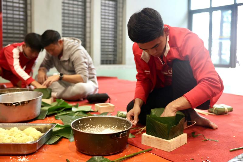 Khuất Văn Khang trổ tài gói bánh chưng- Ảnh 2.