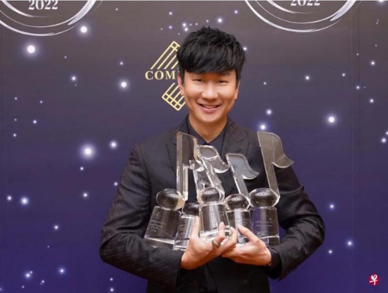 Ca sĩ quốc dân bị ghét nhất showbiz: Lừa dối fan vì người tình kém 21 tuổi, sân khấu phản cảm hết chỗ nói- Ảnh 6.