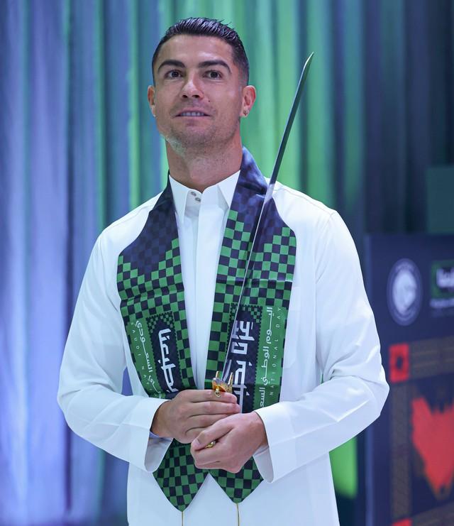 Ronaldo thành ông chủ giống Beckham- Ảnh 1.