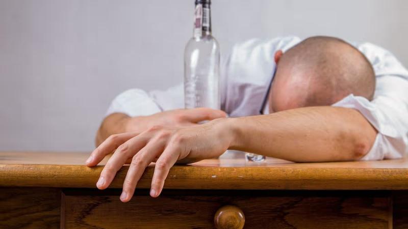 5 dấu hiệu nguy hiểm xuất hiện sau khi uống rượu: Có 1 cũng cần đi khám ngay- Ảnh 2.