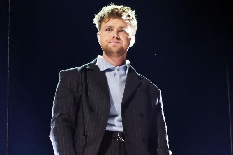 Nam ca sĩ vô gia cư đổi đời bằng bản hit kỉ lục đứng đầu 10 tuần liên tiếp, sân khấu debut Grammy khiến cả thế giới ngợi ca- Ảnh 4.