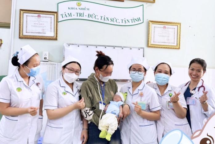Mẹ ngã bệnh sau ngày đưa con nhập viện, bé trai đoàn tụ gia đình trước thềm xuân mới- Ảnh 1.
