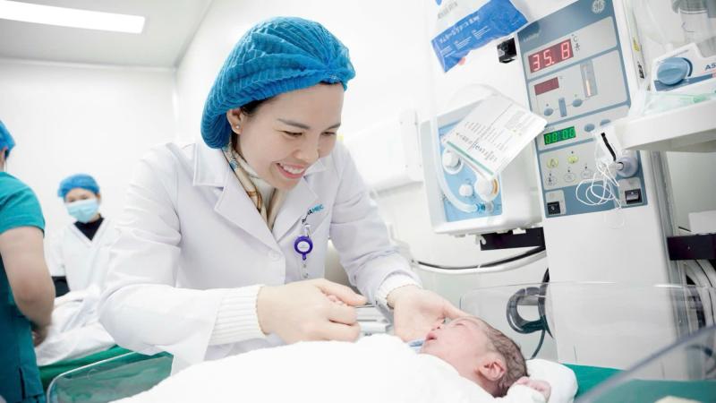 Nữ bác sĩ chữa bệnh cho những em bé nằm trong bụng mẹ: 
