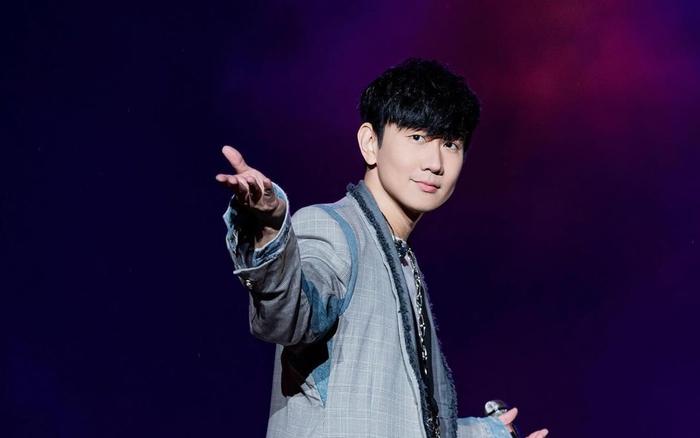 Ca sĩ quốc dân bị ghét nhất showbiz: Lừa dối fan vì người tình kém 21 tuổi, sân khấu phản cảm hết chỗ nói- Ảnh 1.