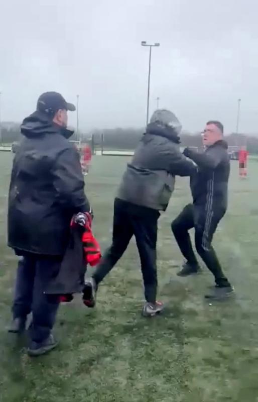 1 triệu người phẫn nộ vì video gây sốc: Cha mẹ lao vào đấm nhau tại trận bóng đá U14, các con phải vào can- Ảnh 6.