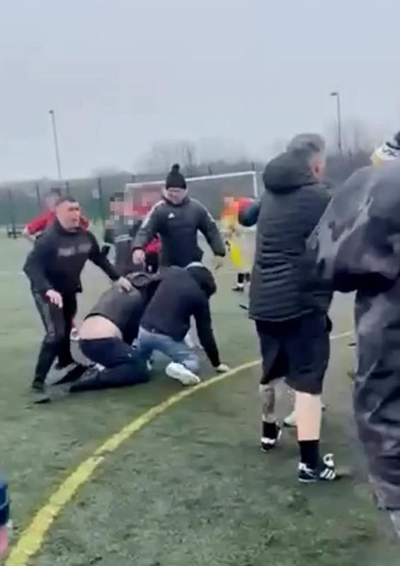 1 triệu người phẫn nộ vì video gây sốc: Cha mẹ lao vào đấm nhau tại trận bóng đá U14, các con phải vào can- Ảnh 3.