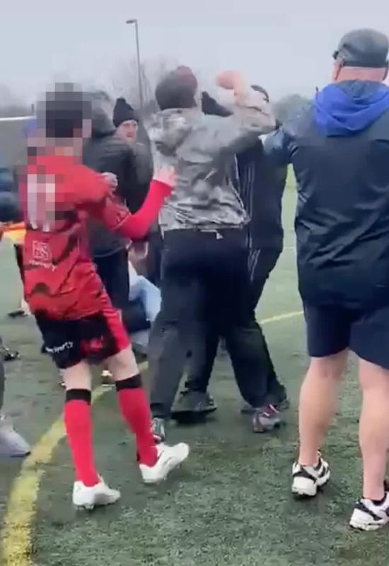 1 triệu người phẫn nộ vì video gây sốc: Cha mẹ lao vào đấm nhau tại trận bóng đá U14, các con phải vào can- Ảnh 5.