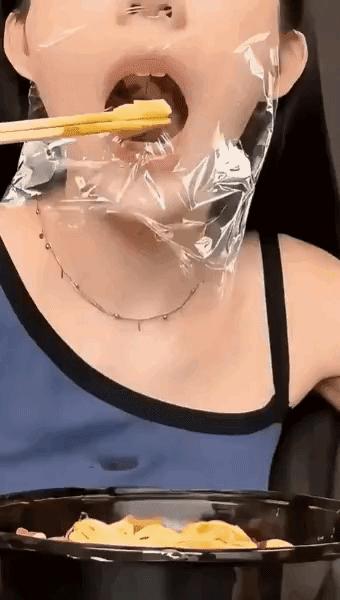 Khó tin: Giới trẻ thời nay cuồng giảm cân tới mức chỉ nhai nilon mà sống- Ảnh 1.