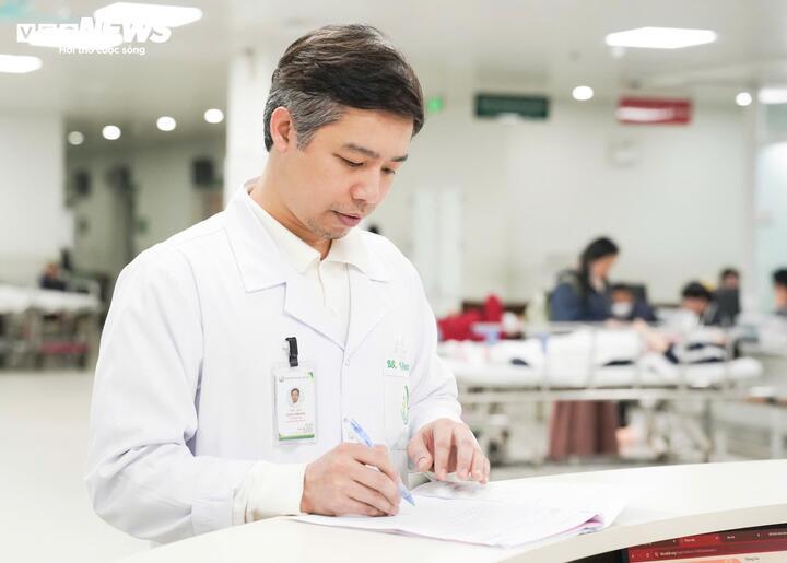 Bác sĩ BV Việt Đức: 'Bệnh nhân tự ngồi dậy sau mổ là món quà 27/2 ý nghĩa nhất'- Ảnh 1.