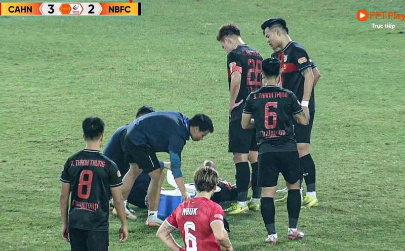 Tuyển thủ U23 Việt Nam chấn thương, rời sân bằng cáng ngay khi về từ U23 châu Á, các đồng đội lo lắng hỏi thăm- Ảnh 1.
