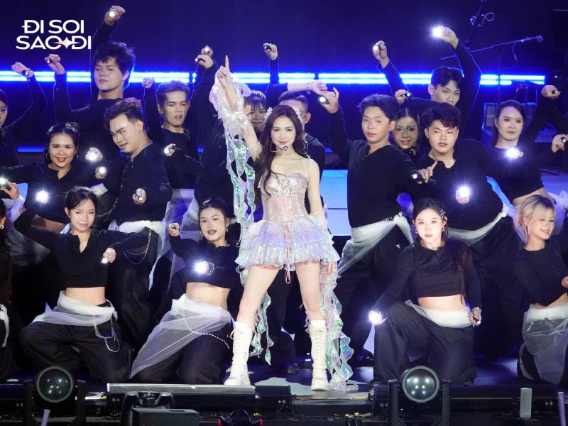 Hòa Minzy thở dốc, mệt lả trong hậu trường fan concert Bắc Bling- Ảnh 2.