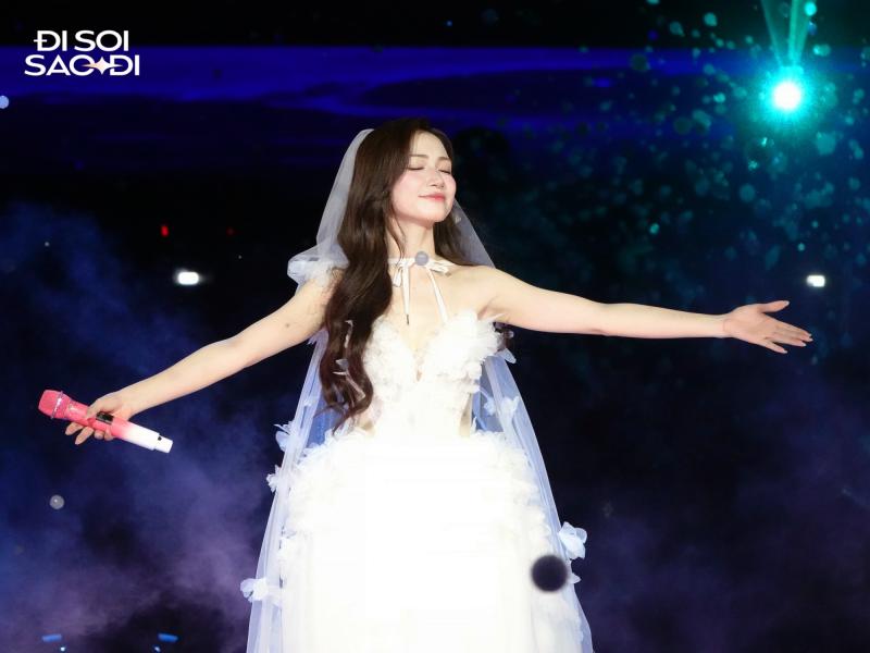 Hòa Minzy thở dốc, mệt lả trong hậu trường fan concert Bắc Bling- Ảnh 1.