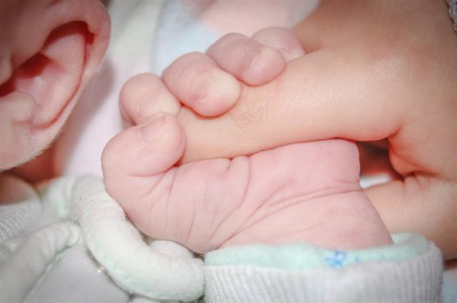 Điện thoại rơi trúng đầu, em bé 2 tháng tuổi bị chấn thương sọ não- Ảnh 1.