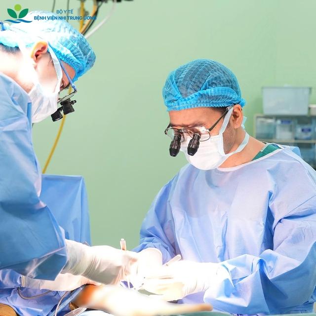 Cứu đôi chân bé gái 8 tuổi khỏi nguy cơ tàn phế vì ung thư sụn- Ảnh 3.