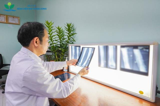 Cứu đôi chân bé gái 8 tuổi khỏi nguy cơ tàn phế vì ung thư sụn- Ảnh 2.