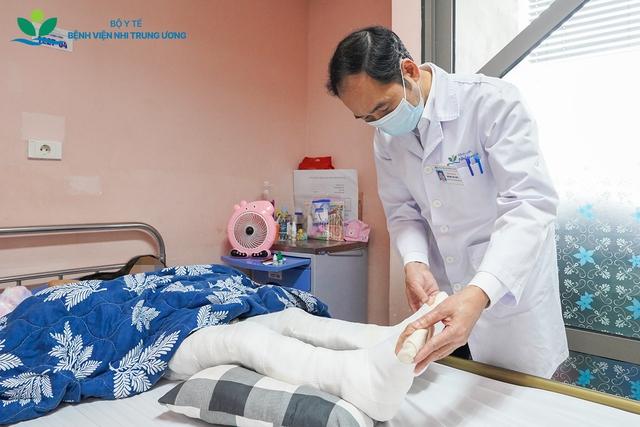 Cứu đôi chân bé gái 8 tuổi khỏi nguy cơ tàn phế vì ung thư sụn- Ảnh 6.