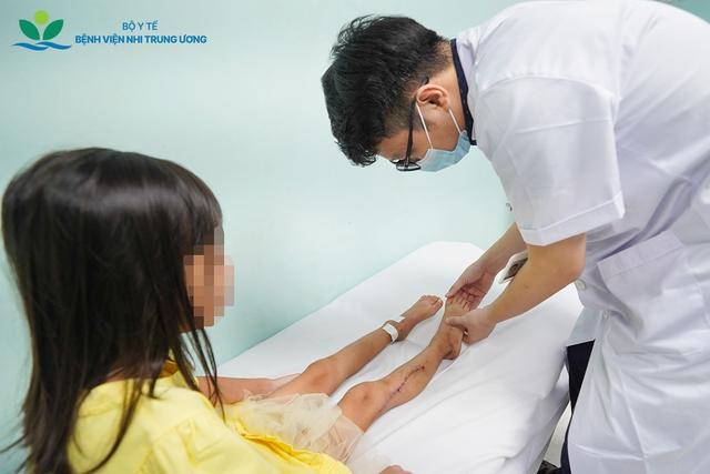 Cứu đôi chân bé gái 8 tuổi khỏi nguy cơ tàn phế vì ung thư sụn- Ảnh 7.