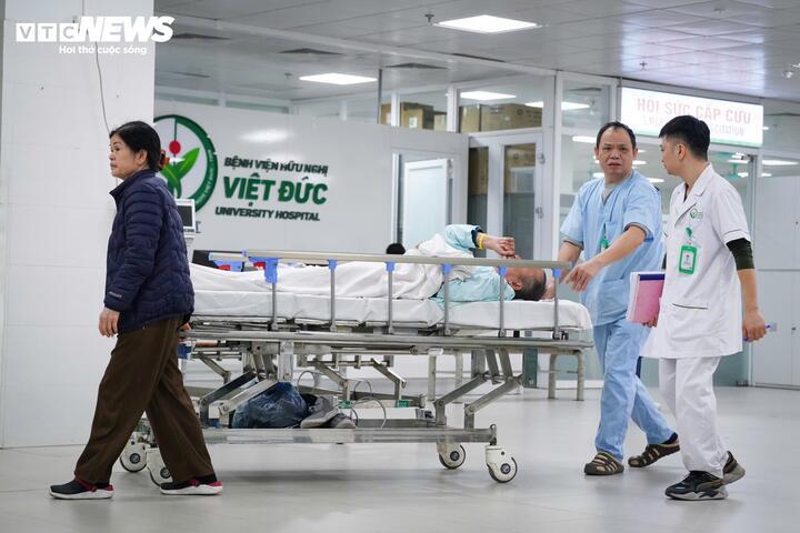 Bác sĩ tuyến cuối trực xuyên Tết, giành giật sự sống từng giây cho bệnh nhân- Ảnh 2.