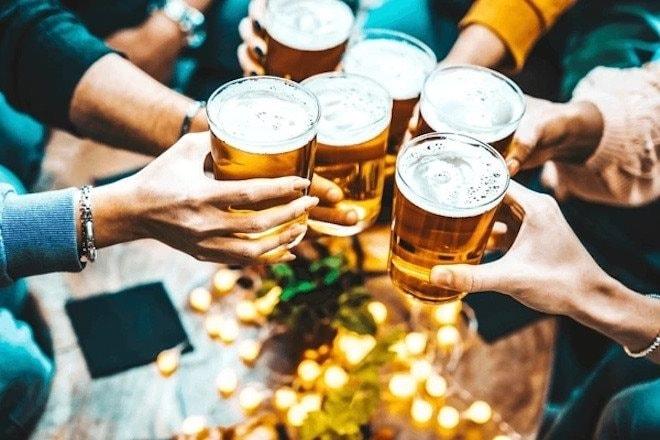 Bác sĩ chuyên khoa gan nói thẳng: Đừng nghĩ uống bia không độ là vô hại!- Ảnh 1.