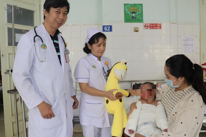 Giành giật sự sống cho bệnh nhi 3 tuổi bỏng 70% cơ thể- Ảnh 1.