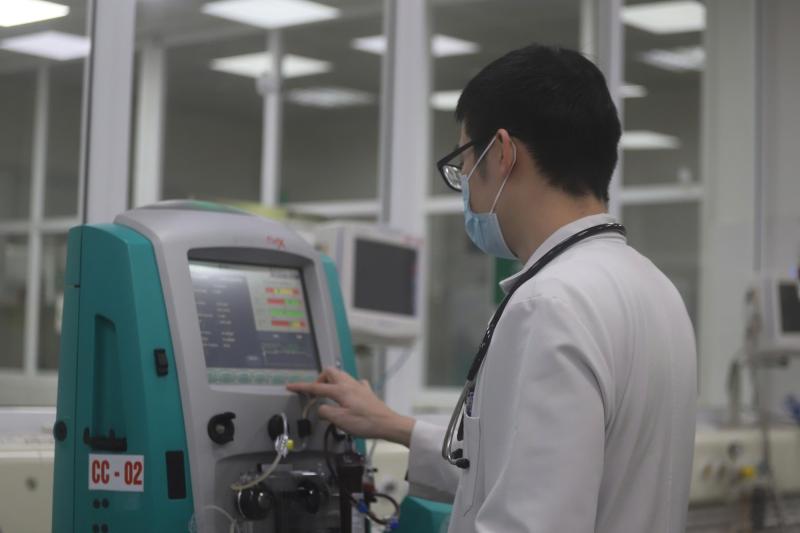 Tết trong phòng cấp cứu: Bữa cơm giao thừa vội vàng và những ca nguy kịch thâu đêm- Ảnh 2.