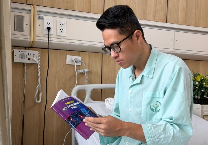 Tết hồi sinh của bác sĩ trẻ từng kiệt sức bên máy lọc máu- Ảnh 1.
