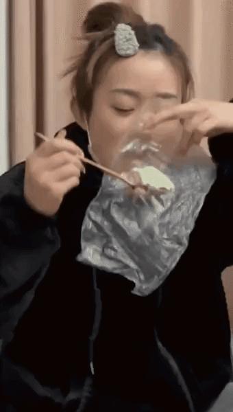 Khó tin: Giới trẻ thời nay cuồng giảm cân tới mức chỉ nhai nilon mà sống- Ảnh 3.