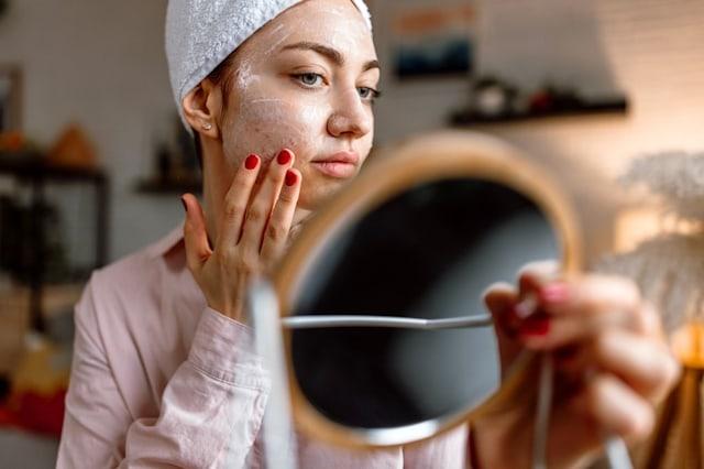 BS da liễu chia sẻ thói quen hằng ngày dễ làm mụn nổi nhiều hơn và cách để da sạch mụn, càng gần Tết chị em càng phải làm- Ảnh 3.