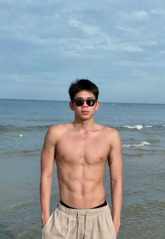Nam thần bơi lội thế hệ mới Quang Thuấn khoe body 8 múi cực phẩm, vác bổng chị gái Ánh Viên hút triệu view- Ảnh 2.