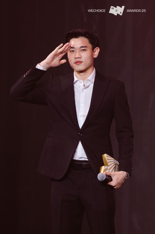 Đình Bắc diện vest bảnh bao tại WeChoice Awards 2025: Visual càng nhìn càng cuốn khiến fan reo hò hết cỡ- Ảnh 4.