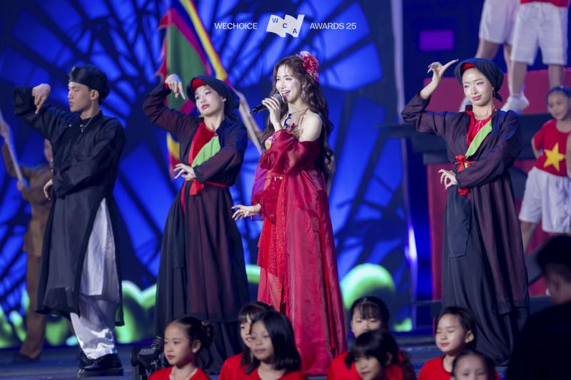 Hòa Minzy “quẩy tung” với hit Bắc Bling, Đức Phúc tái hiện màn trình diễn khuynh đảo quốc tế tại Gala Wechoice Awards 2025- Ảnh 9.
