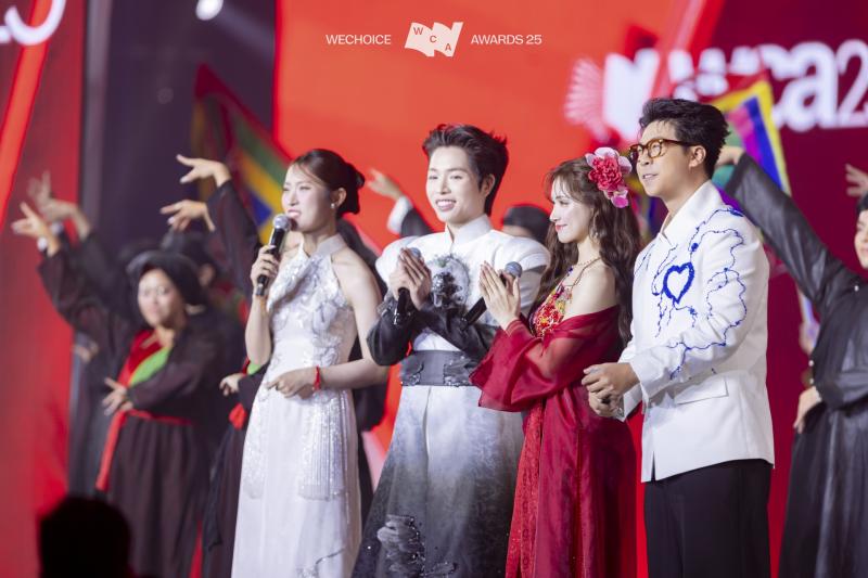 Hòa Minzy “quẩy tung” với hit Bắc Bling, Đức Phúc tái hiện màn trình diễn khuynh đảo quốc tế tại Gala Wechoice Awards 2025- Ảnh 10.