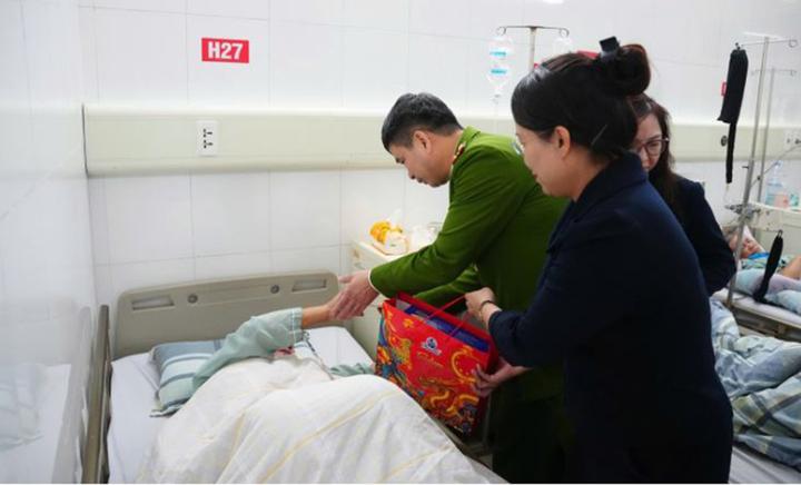 Tết ở viện, bệnh nhân ung thư rưng rưng khi bác sĩ cắm cành đào nhỏ- Ảnh 1.